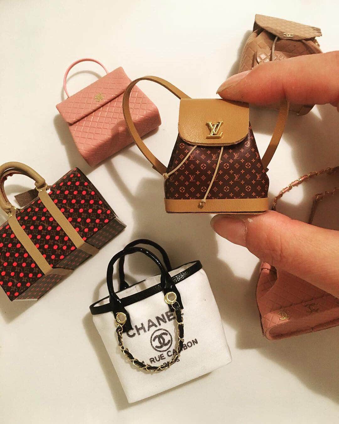 Blonde Saladさんのインスタグラム写真 - (Blonde SaladInstagram)「MINI OR MAXI? Can't really choose! 1 or 2? 🍒#theblondesalad #bags #obsession #louisvuitton #mini #maxi 📸 @hypebae @teenvogue」4月25日 19時10分 - theblondesalad