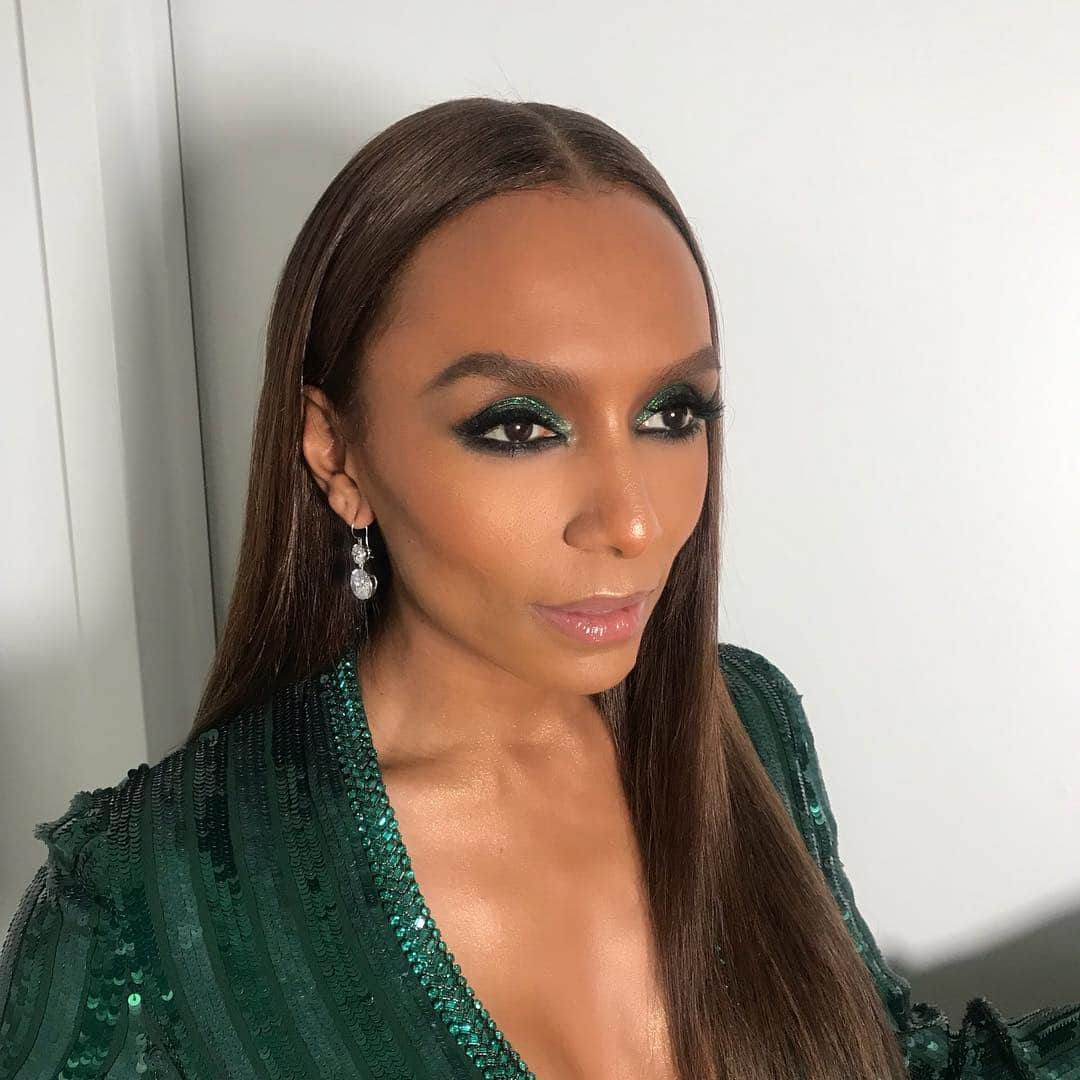 Stila Cosmeticsさんのインスタグラム写真 - (Stila CosmeticsInstagram)「@janetmock looked FABULOUS at the @time’s 100 event last night rocking our Shimmer & Glow Liquid Eye Shadow in shade Vivid Jade and Heaven’s Hue Highlighter in shade Bronze✨✨✨ makeup by @reneegarnes  Both products available @sephora  #stilacosmetics #time100gala #shimmerandshine #reneegarnes #sephora」4月25日 19時32分 - stilacosmetics