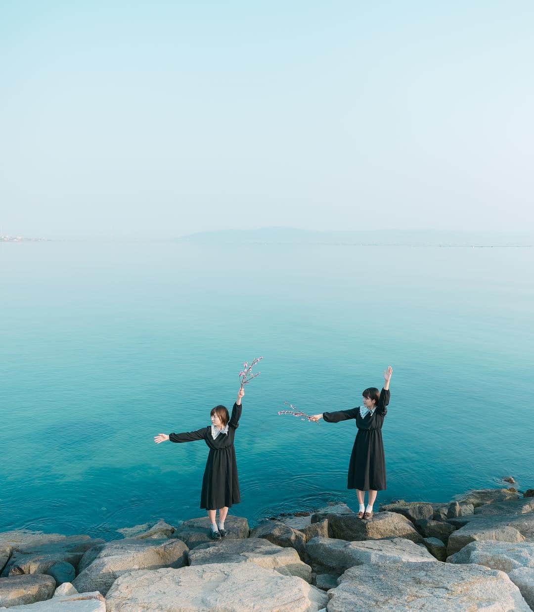 Kobe Japan Water artのインスタグラム：「"Guides👭" . あなたの行きたい場所は、多分こっち🚩. #道先案内人. #たまに間違う. #ふたりのおあそび. －－－－－－－－－－－－－. 明日の夜から、車でトコトコ東北に行きます🚗青森、岩手、秋田中心に回ろうと思ってるのですが、オススメの場所、グルメあれば教えてください(●´ω｀●)」