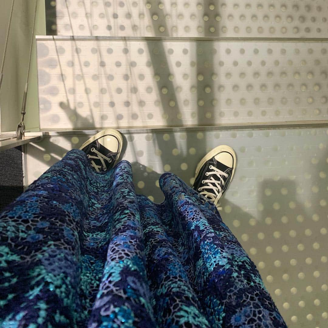 亀恭子さんのインスタグラム写真 - (亀恭子Instagram)「プリントスカートではなく、 丁寧で繊細な刺繍で魅せる柄。 . . . 柄も色味もなんとも美しいスカート❤︎ 今日はマニッシュな合わせで。 . . シャツのボタンをきちんと上まで留める気分でしたが、 THE 夏日。 シャツ暑かった〜… . . today's… #fashion #ootd #kkstyle #tokyo #kamescloset #shirt #madisonblue #skirt #blamink #eyewear #bartonperreira #bag #hermes #shoes #converse #spring」4月25日 19時26分 - kame_kyo