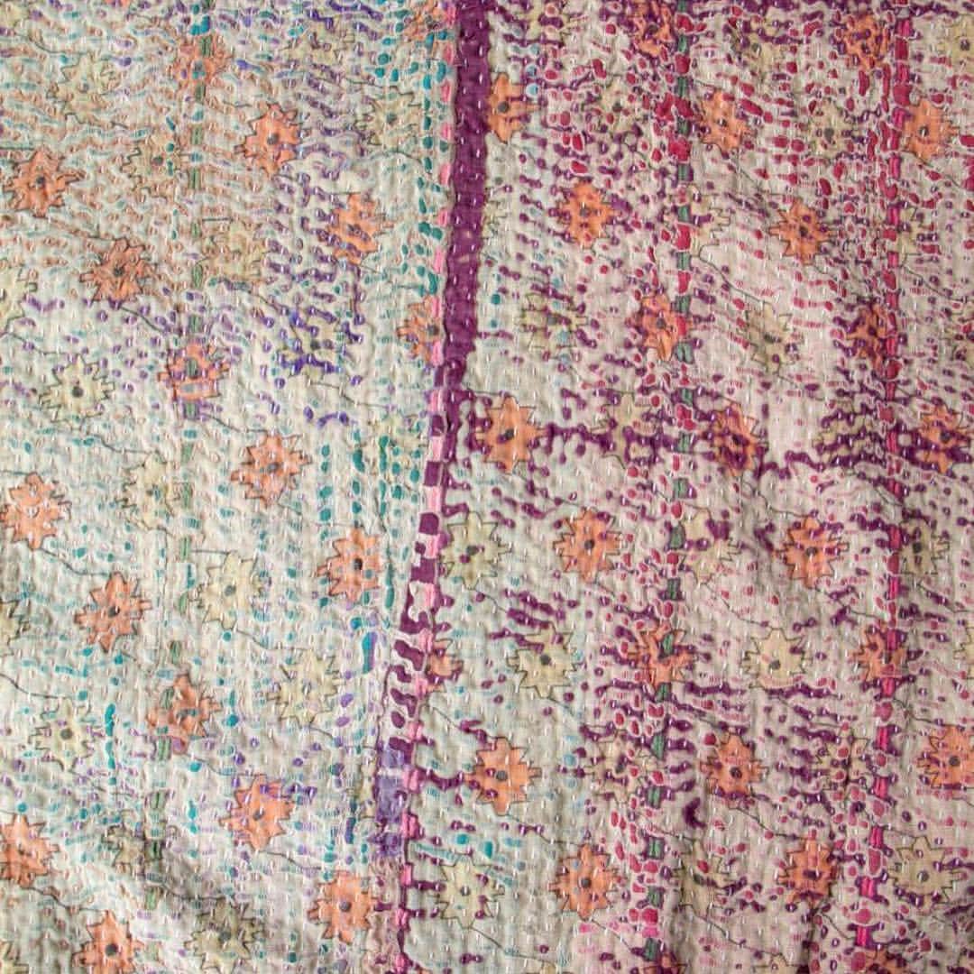 オルネ ド フォイユさんのインスタグラム写真 - (オルネ ド フォイユInstagram)「.﻿ 手仕事とヴィンテージの布の魅力がつまった1点物の “カンタ・マルチカバー＆クッション” が 明日WEBショップに入荷します！﻿ ﻿ インドのヴィンテージサリーを使用したラリーキルト（刺し子の布）はストーンウォッシュ加工により、擦り切れた布と刺繍のレイヤーが幾重にも重なった魅力的なファブリックに生まれ変わっています。﻿ ﻿ 明日夕方以降にWEBショップにて販売いたします。 . ﻿ ————————————————﻿ WEBショップは 4/27(土)〜5/6(月)の間、お休みとなります。5/7（火）より順次発送いたします。﻿（※通常よりも出荷までにお時間をいただく場合がございます。）﻿ 休業期間中のメールでのお問い合わせにつきましては、5/7（火）10時より順次対応・ご返信させていただきます。 ﻿ ﻿ #kantha #kanthaquilt #カンタ #カンタキルト #ラリーキルト #刺し子 #multicover #マルチカバー #ヴィンテージテキスタイル #kanthacover #カンタカバー#kanthacushion #カンタクッション #cushion #クッション #homefabric #ホームファブリック #living #livingroom #布もの #fabriclover #fabricaddict #布好き #暮らしを楽しむ #暮らし #interior #インテリア #ornedefeuilles #オルネドフォイユ」4月25日 19時28分 - ornedefeuilles