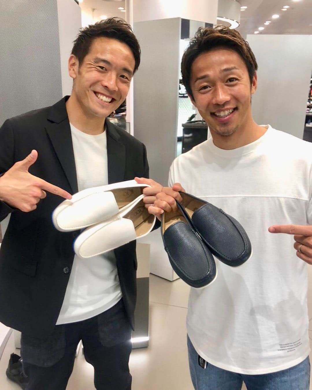 水沼宏太さんのインスタグラム写真 - (水沼宏太Instagram)「👟 キヨとTOD'Sのポップアップストアに行ってきました！！ 大人な靴、ゲットしました😊 みなさんありがとうございました！ #Tods #靴 #おしゃれ #服選びも楽しくなるね #大阪 #阪急メンズ館 #4月30日まで」4月25日 19時41分 - kota_mizunuma