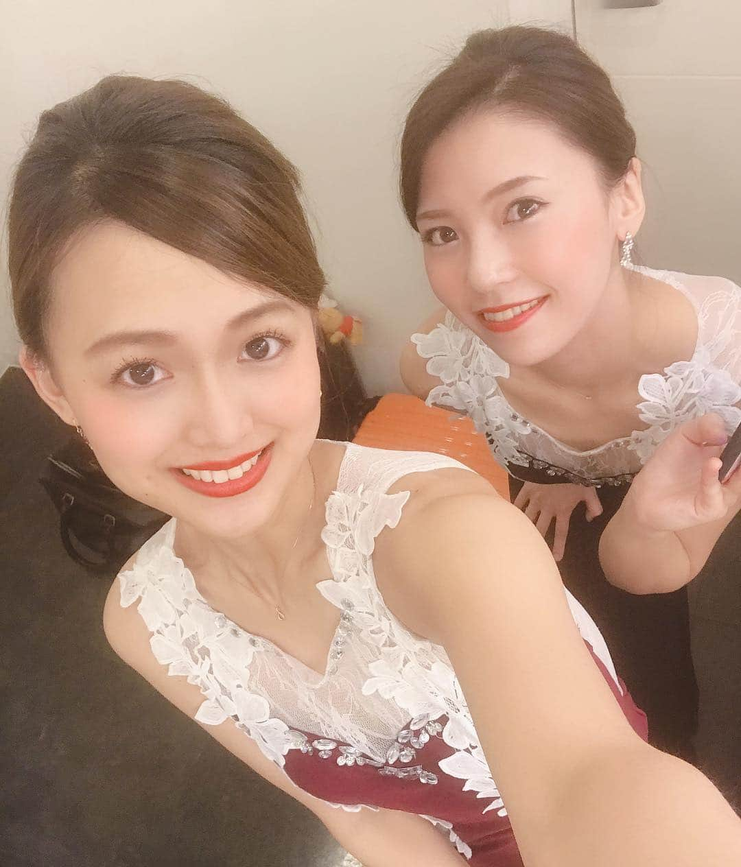 苅谷なつみさんのインスタグラム写真 - (苅谷なつみInstagram)「. Y♡SEコンサート終演❣️ とっても温かいアットホームな雰囲気だったので、と〜っても気持ちよく演奏させていただきました🥰✨ #整列気味なエール笑 #ドレス #お揃い #ドレス派手だから髪の毛はまとめました♬ #夜会巻き . 素敵な企画に参加させていただきありがとうございました🎻 千紗都との楽しい本番が終わり、5/19のソロコンサートが益々楽しみになってきました💖是非またこちらもよろしくお願い致します✨🙇‍♀️ . #violin #violinist #concert #dress #pair #hair #red #black #japanese #girl  #ヴァイオリニスト #名古屋」4月25日 19時39分 - natsumi_kariya