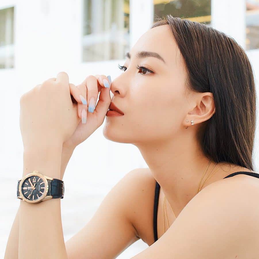 ソニアのインスタグラム：「Tag someone you’d want to spend more time with 🌝 (cc: @ohmygodkaren @wxrpedbeauty @thebroadwalk @zippyapplelips @diyanahm)! Meantime, here’s me sneaking in a midday breather amidst a hectic week! . We might often find ourselves asking for more time in a day to get things done. It’s still a learning journey for me (as someone who constantly rushes around all the time 🤣), but I’m trying my best to work with time rather than against it. Here’s sending you all the love and support you need to get through the rest of the week! . @tagheuer #dontcrackunderpressure #luxurywatches #timepiece #rosegold」