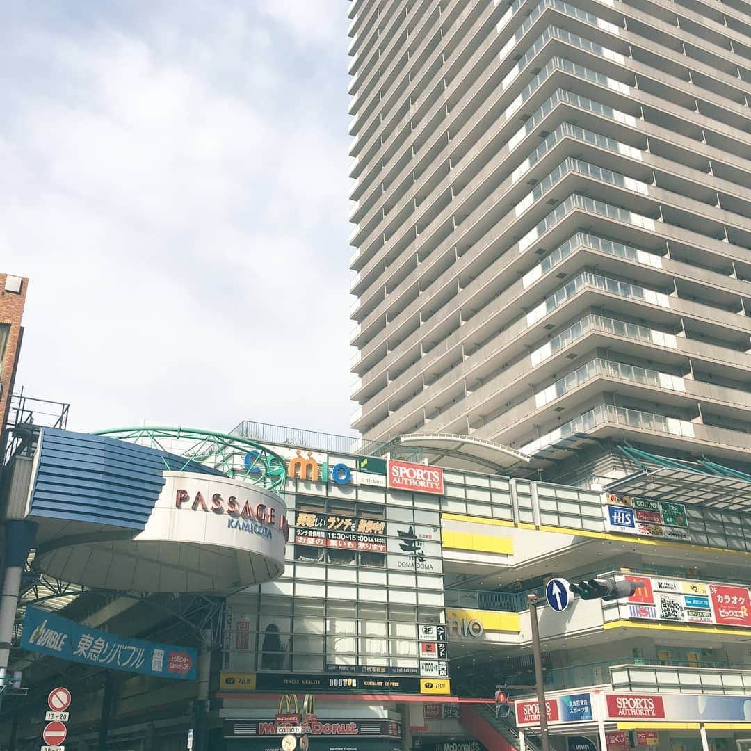 Woman.CHINTAIさんのインスタグラム写真 - (Woman.CHINTAIInstagram)「#上大岡駅 （#kamioooka  station in #Kanagawa ） ・ 横浜市港南区のターミナル駅として、都内にもアクセスしやすいのにエリアとしては閑静な住宅街なので、便利と治安の良さが両方体感できるのが嬉しい！ そんな上大岡は女性に例えると、爽やかなカラーと便利なダッフル（ちょっと今日は暑いですが…）がお似合いの涼し気な女性🙋💙 ・ ・ @woman.chintai では上大岡駅周辺のお部屋も診断形式であなたにあったお部屋がわかっちゃう😘🏡 「Woman.CHINTAI」もしくは、「ウーマンチンタイ」で検索🔍 プロフィールのURLからもすぐに理想のお部屋が探せちゃいます✨ ・ Illustrated by @um7mr ・ ・ #WomanCHINTAI#部屋探し#CHINTAI #女性にオススメ #擬人化 #賃貸 #街 #1人暮らし #おしゃれ#女子#ファッションイラスト#fashionillutration#tokyofashion#ootd#ファッション#コーデ#今日のコーデ」4月25日 19時49分 - woman.chintai