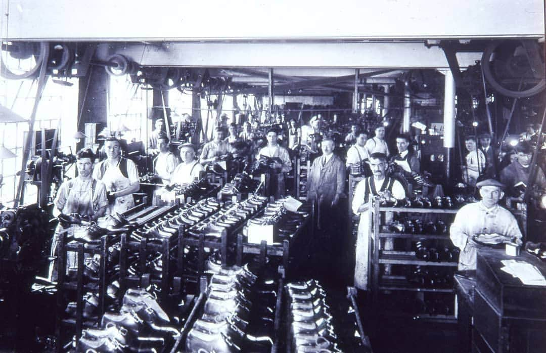 ジョージコックスさんのインスタグラム写真 - (ジョージコックスInstagram)「Gentlemen of the lasting and making rooms, 1940s. The faces are different but the methods remain the same. Note the driveshafts in the ceiling. All machinery was belt driven from a single power source. #tbt」4月25日 19時42分 - georgecoxfootwear