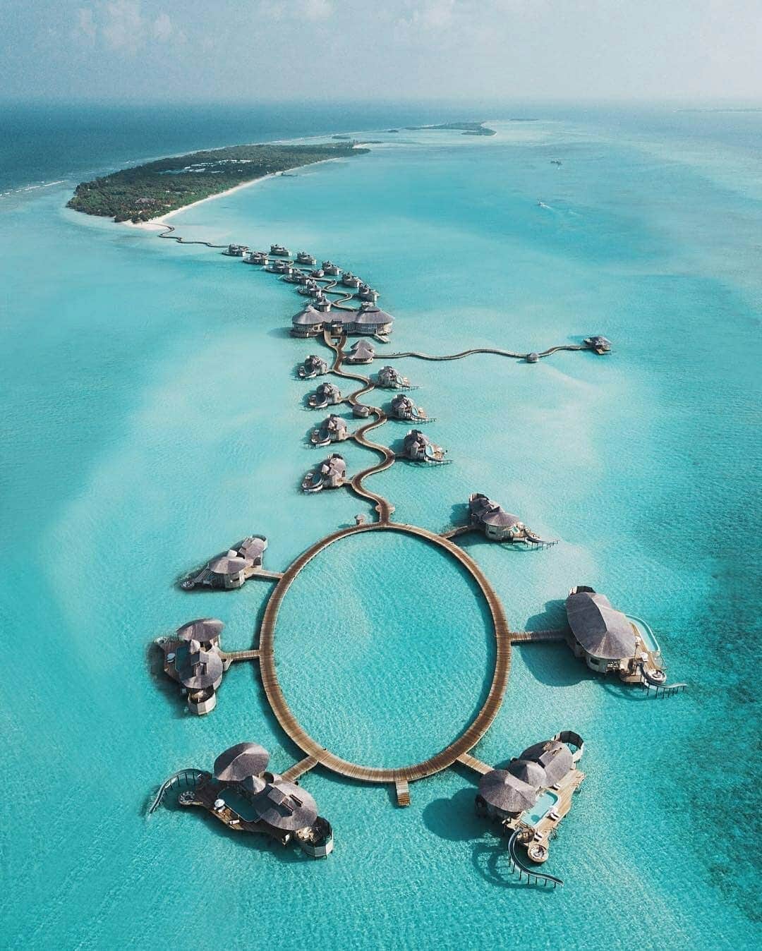 Discover Earthさんのインスタグラム写真 - (Discover EarthInstagram)「Soneva Jani, a luxury beach resort in the Maldives looks like the most amazing holiday destination you could think of ! Tell us which photo you like the most ! 🇲🇻🏝 Share this with the person you would want to go there with ! — 📍#DiscoverMaldives — 📸 Photos by @alexpreview ​」4月25日 19時59分 - discoverearth