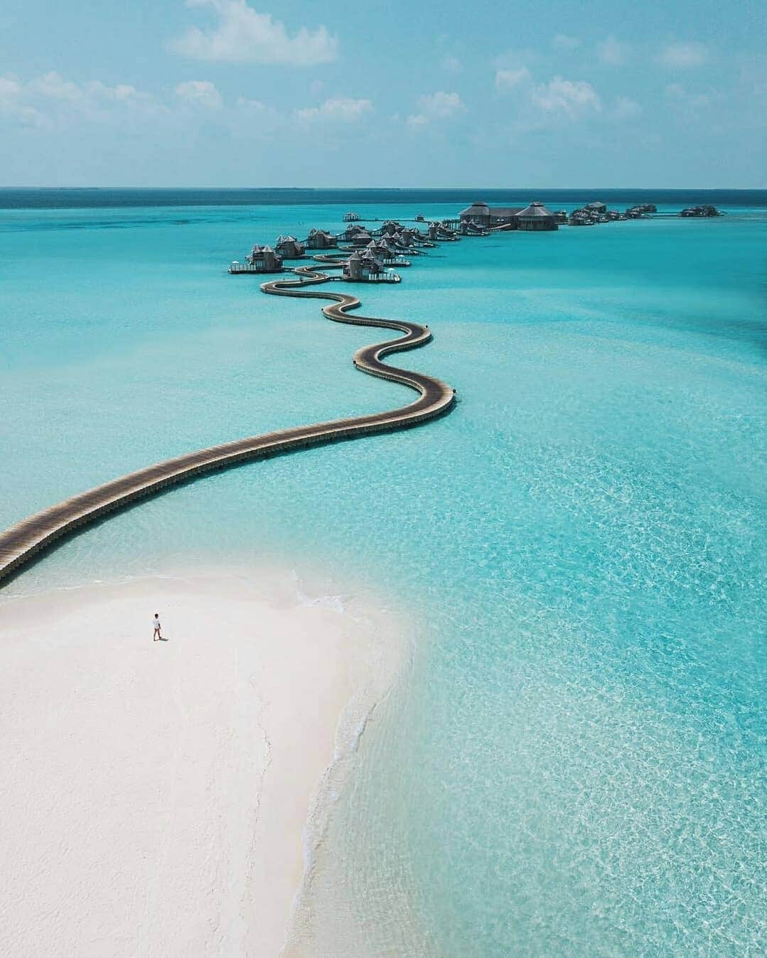 Discover Earthさんのインスタグラム写真 - (Discover EarthInstagram)「Soneva Jani, a luxury beach resort in the Maldives looks like the most amazing holiday destination you could think of ! Tell us which photo you like the most ! 🇲🇻🏝 Share this with the person you would want to go there with ! — 📍#DiscoverMaldives — 📸 Photos by @alexpreview ​」4月25日 19時59分 - discoverearth
