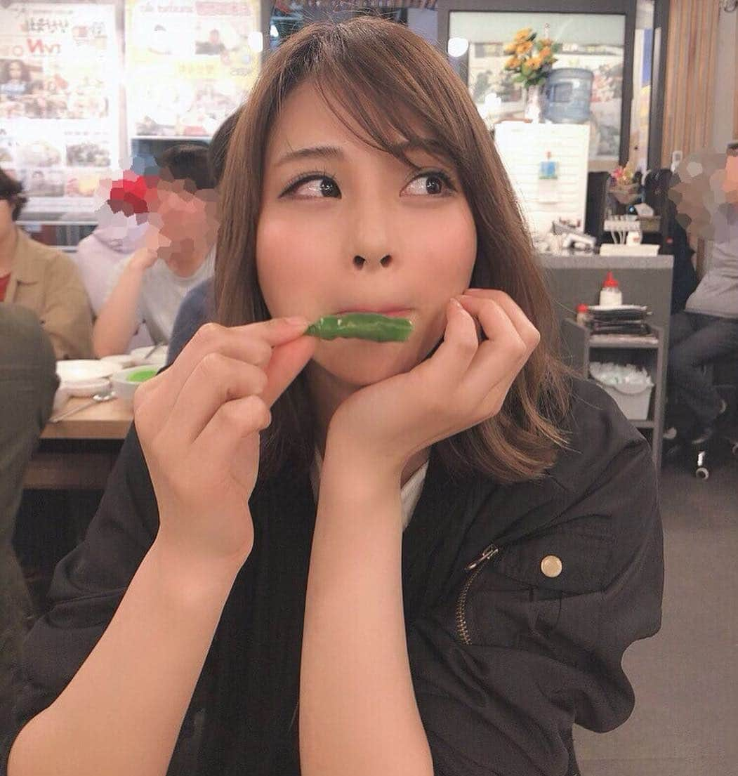 山本成美さんのインスタグラム写真 - (山本成美Instagram)「. ユッケもレバーもマシッソヨ!! 生モノだ〜いすき♡ . . 写真はどうしても青唐食べたくない人😬 . . .  #韓国 #韓国旅行 #旅行 #女子旅 #タビトモ #旅好きな人と繋がりたい #旅 #ユッケ #生レバー #マッコリ #酒 #girlstrip #shooting #korea #trip #me #selfie #korean #먹스타그램 #음스타그램 #맛스타그램 #뷰스타그램 #뷰티 #메이크업 #뷰스타그램 #뷰티 #메이크업 #셀스타그램 #얼스타그램」4月25日 19時51分 - narumi_vivi