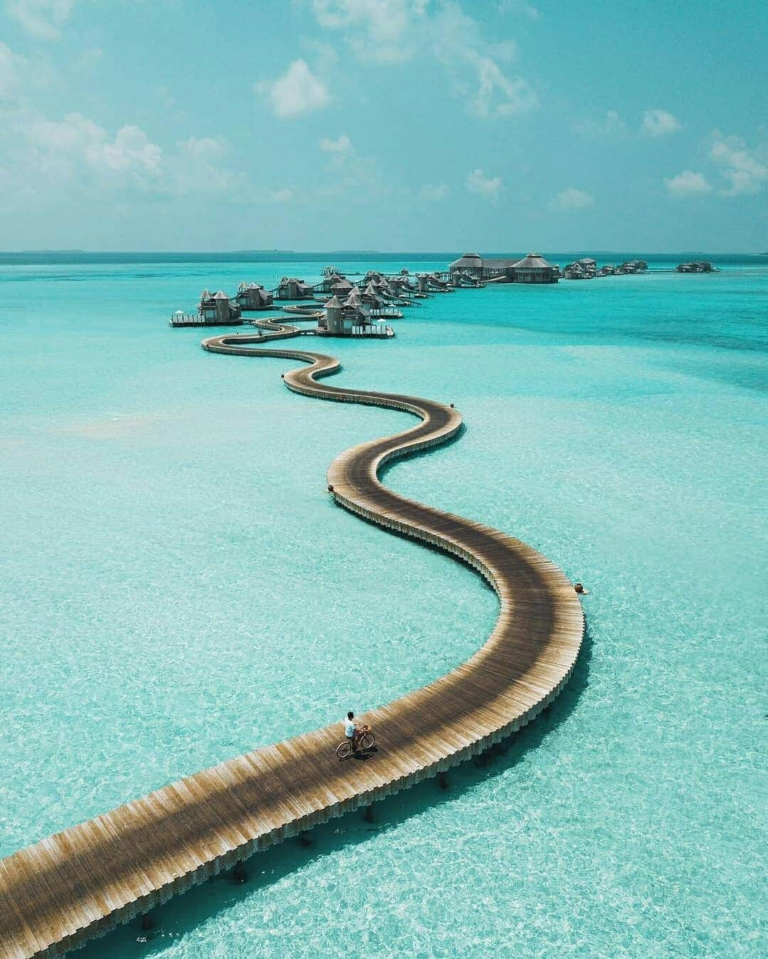 Discover Earthさんのインスタグラム写真 - (Discover EarthInstagram)「Soneva Jani, a luxury beach resort in the Maldives looks like the most amazing holiday destination you could think of ! Tell us which photo you like the most ! 🇲🇻🏝 Share this with the person you would want to go there with ! — 📍#DiscoverMaldives — 📸 Photos by @alexpreview ​」4月25日 19時59分 - discoverearth