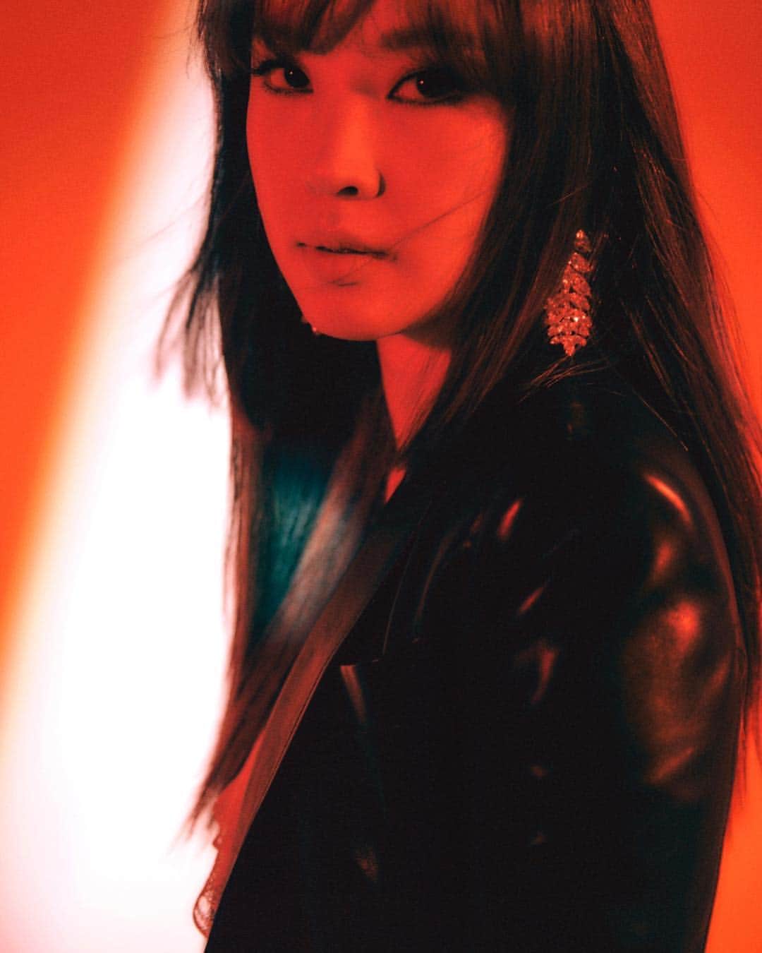 チョン・ジユンのインスタグラム：「#Analog I just wanna go back 돌아갈래 예뻤던 그때 너와 함께 했던 그땐  계산없이 순수했는데 . 지인들 들려주면 Ep앨범에서 제일 호불호 안갈리고 좋아하는 곡이에요 🌕 근데 저희 어머니는 이노래가 도대체 뭔지 모르겠다네요 ...흑 ..」