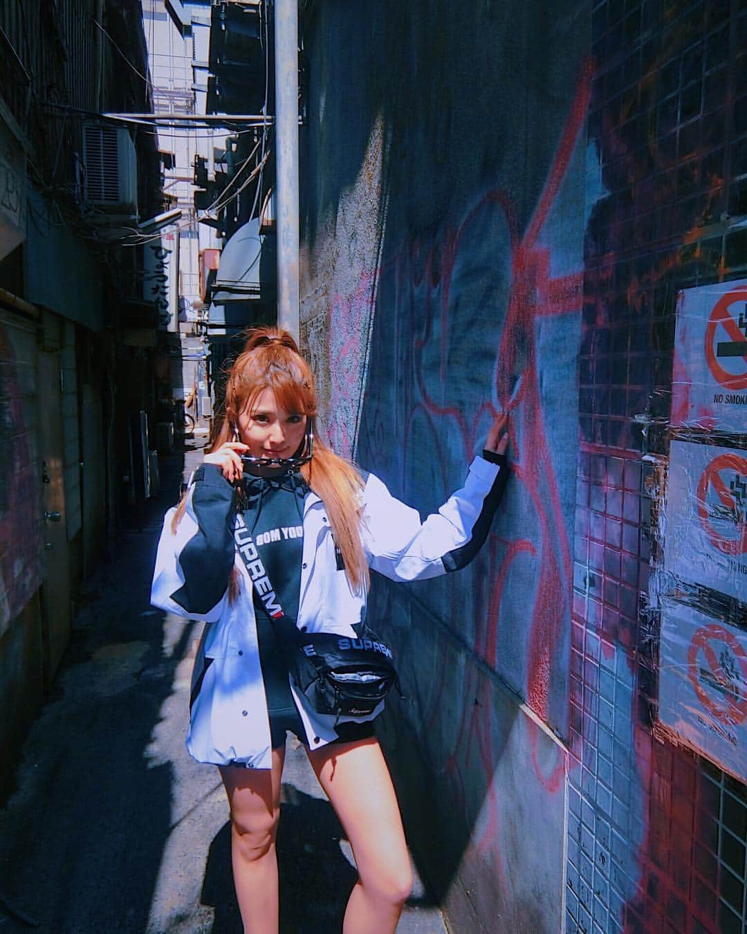 鈴木まりなのインスタグラム：「路地裏☄️🔫  #ragegtxshelljacket #thenorthface 」