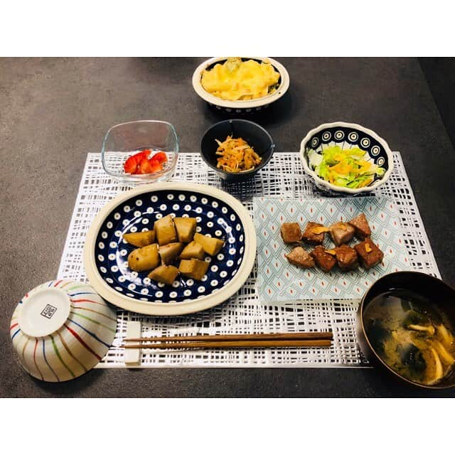 山田真以さんのインスタグラム写真 - (山田真以Instagram)「先日、チームメイトのイケとカフェ☕️🍰 夫の英単語が増えていて驚く👏👏 . . いつかのおうちごはん🍴 ✔︎トマトとルッコラのペペロンチーノ ✔︎マグロのガーリックステーキ ✔︎里芋の煮っころがし ✔︎きんぴらゴボウ ✔︎ブロッコリーのグラタン ✔︎サラダ ✔︎しめじとワカメのお味噌汁 ✔︎ごはん ✔︎いちご . ✔︎トンテキ ✔︎タコの唐揚げ ✔︎ほうれん草の胡麻和え ✔︎マグロステーキ ✔︎サラダ ✔︎玉ねぎのワカメのお味噌汁 ✔︎ごはん ✔︎キュウイ . ✔︎エビチリ ✔︎青梗菜といろいろ野菜のピリ辛 ✔︎ほうれん草のお浸し ✔︎ポークソテー ✔︎サラダ ✔︎白菜とワカメのお味噌汁 ✔︎ごはん ✔︎キュウイ . ✔︎鰯の生姜煮 ✔︎豚の角煮 ✔︎じゃがいもとトマトのオーブン焼き ✔︎サラダ ✔︎しそ昆布 ✔︎ごはん ✔︎大根とワカメのお味噌汁 ✔︎キュウイ . ✔︎じゃがいものピリ辛焼き ✔︎鶏肉とトマトのネギ塩炒め ✔︎ほうれん草の胡麻和え ✔︎サラダ ✔︎白菜のお味噌汁 ✔︎ごはん ✔︎キュウイ . ✔︎茄子とベーコンのパスタ . ✔︎キーマカレー🍛 . 今夜はなにを作ろうか🤔 . #真以食堂#真以ごはん#おうちごはん#家ごはん#料理#クッキング#ディナー#ランチ#夕食#海外生活#ポーランド#ポーリッシュポタリー#ボレスワヴィエツ#cooking#cookingram#food#foodpic#foodstagram#dinner#poland#pogonszczecin#friends#teammate」4月25日 20時02分 - maaai.yamada