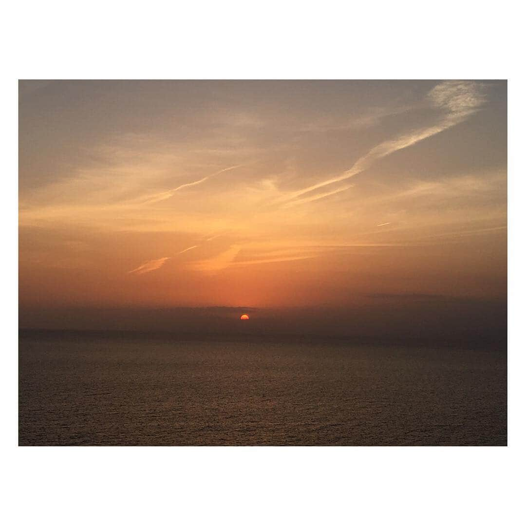 柳野玲子さんのインスタグラム写真 - (柳野玲子Instagram)「夕陽(*´꒳`*) ずっと見てられる…✨ #夕陽 #夕日 #夕陽スポット #西伊豆 #絶景 #黄金崎 #静岡 #天然記念物 #駿河湾 #夕陽日本一 #太陽 #空」4月25日 20時08分 - yanaginoreiko