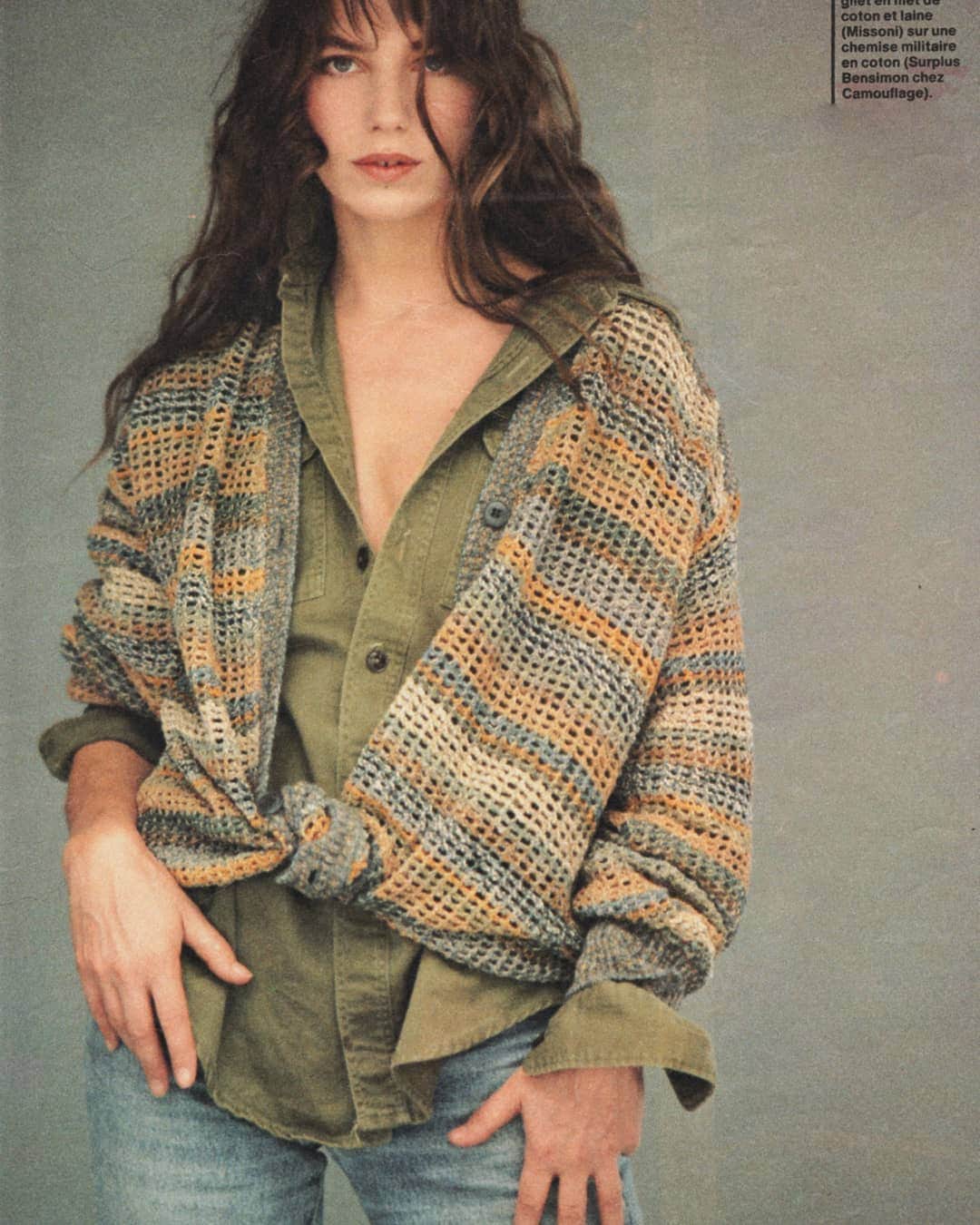 ベンシモンのインスタグラム：「- Les années 1980 - La tennis a ouvert la voie à Bensimon Collection, la ligne de prêt-à-porter qui voit le jour en 1984. L’inspiration ? Le vestiaire militaire. Serge conçoit ses collections comme « des tenues de combat pour affronter la vie ». Et pourtant, pas de garde-à-vous mais une garde-robe accessible, du sur-mesure pour le quotidien. > Avril 1983, Jane Birkin porte une chemise en coton Surplus Bensimon dans le magazine ELLE. 🇬🇧 - 1980's - Tennis paved the way for Bensimon Collection, the ready-to-wear line launched in 1984.  The inspiration? The military garment. Serge designs his collections as « Combat suits to face life». And yet, an accessible wardrobe, a tailor- made offer for everyday. > April 1983, Jane Birkin wears a Surplus Bensimon cotton shirt in ELLE magazine.  #Bensimon40 #bensimonanniversary」