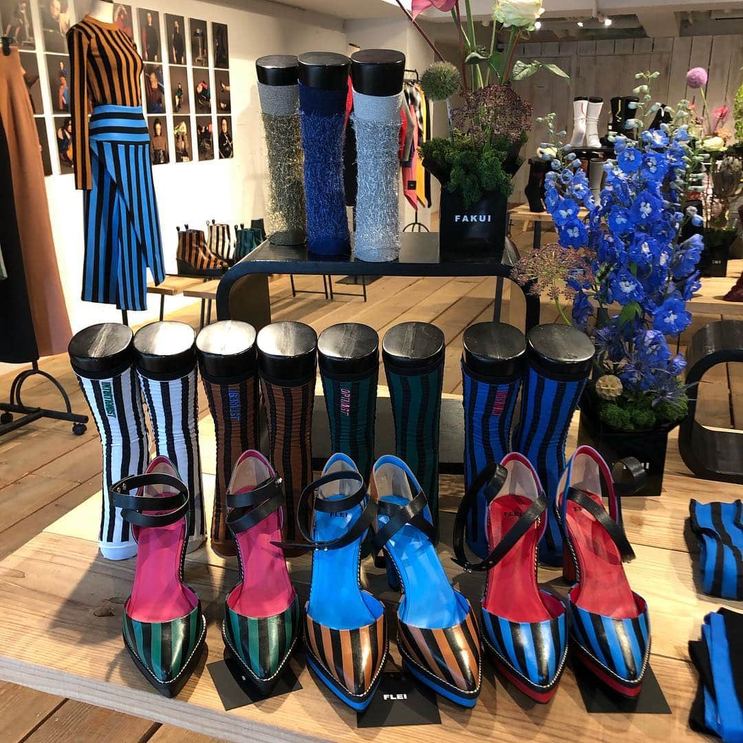 麻美さんのインスタグラム写真 - (麻美Instagram)「@ayakoyano  あやこのデザイン🧦👠👗神✨ ． @flei_official  @fakui_official . 今日の展示会💕 欲しいものが盛沢山💕 ． 色の組み合わせがアヤコ流👏👏👏 ． ぜーんぶ欲しかったけど🥰😍😘 今回、私はグリーンとブルーの組み合わせで色々オーダーしてきました🙌 ． ファーと靴と靴下、手袋が 全部青と緑でコラボしてるから めっちゃ可愛い〜〜💕 ． 届くの楽しみ🙏💕 ． #fakui#flei #fur#socks#fashion #cordinate」4月25日 20時12分 - mami0s