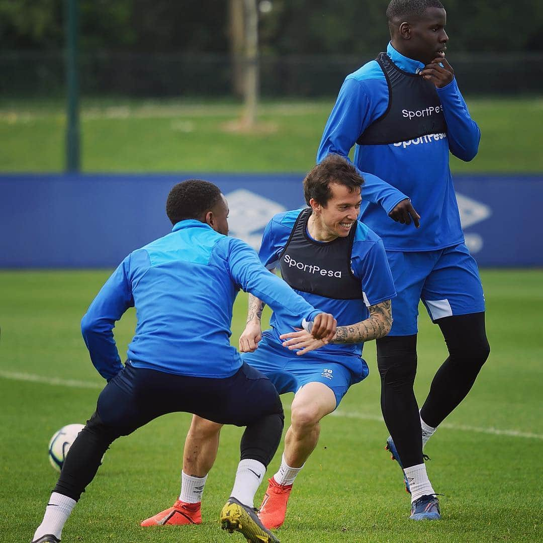 エヴァートンFCさんのインスタグラム写真 - (エヴァートンFCInstagram)「Moving forward. Always together. 🔵🔵🔵 • • • #everton #efc #coyb #toffees #blues #training #premierleague #pl」4月25日 20時13分 - everton