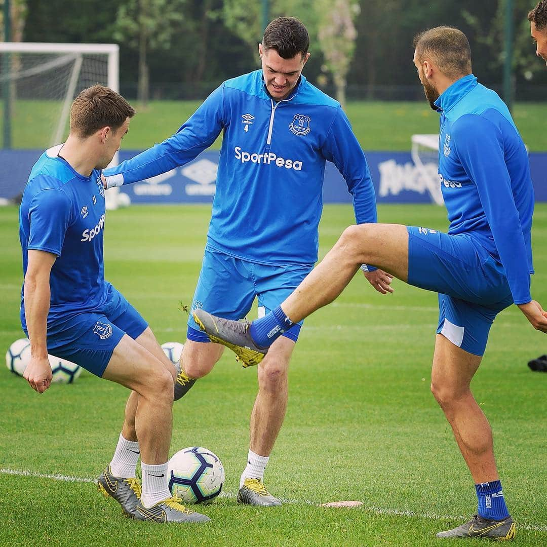 エヴァートンFCさんのインスタグラム写真 - (エヴァートンFCInstagram)「Moving forward. Always together. 🔵🔵🔵 • • • #everton #efc #coyb #toffees #blues #training #premierleague #pl」4月25日 20時13分 - everton