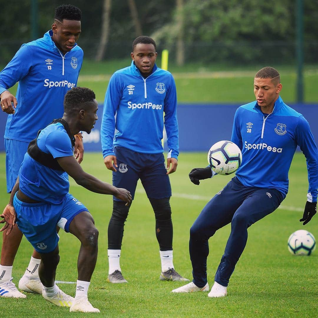 エヴァートンFCさんのインスタグラム写真 - (エヴァートンFCInstagram)「Moving forward. Always together. 🔵🔵🔵 • • • #everton #efc #coyb #toffees #blues #training #premierleague #pl」4月25日 20時13分 - everton