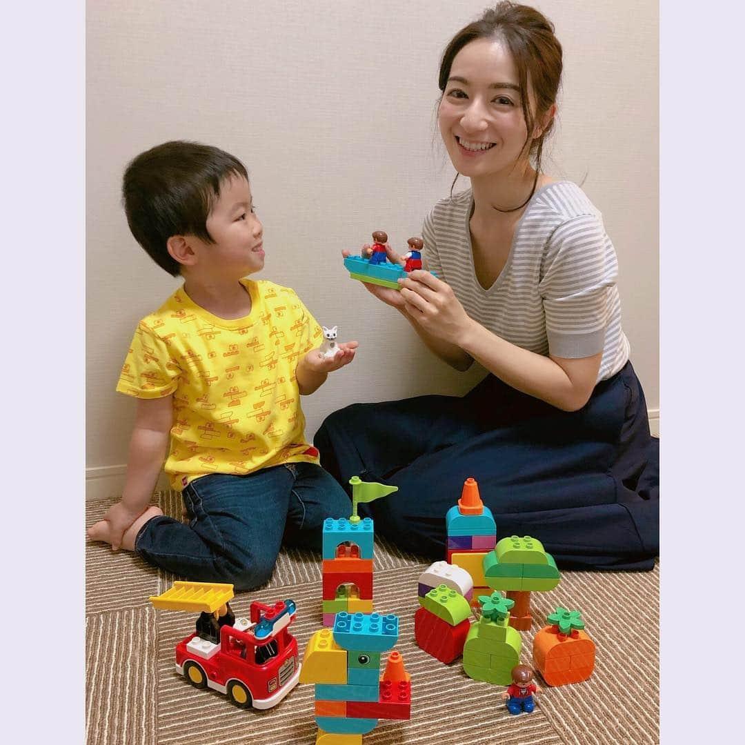 Mayuko Watanabe 渡辺真由子さんのインスタグラム写真 - (Mayuko Watanabe 渡辺真由子Instagram)「先日 @kidsna.officialの取材に親子で行きました♫ テーマは『小児科医も推薦！言葉や指先、考える力の発達など、魅力いっぱいのブロック遊び！乳幼児から楽しむ方法とは』です！ 小児科医の先生とレゴビルダーの方と座談会をしながら話していて気付いたことを記事とかぶらないように書きます😃笑 ・ レゴだと少し小さすぎて誤飲が心配だったりするのですが、Duplo(デュプロ)でしたら小さい子が持っても大丈夫で、角も丸くなっているので安心なんです😊✨ 実際遊び方としては、息子は箱の見本を見て『これ作ってー！』と私に頼んで出来上がったものを遊んだり、息子自身で『この子のお家できたよー！』と作ってみたり☺️♫ ブロックを外したりつけたり、重ねたりする事で指先の力も強くなりますし、作る途中でも出来上がったあとのごっこ遊び中でも親子のコミュニケーションが増えることを実感しています😆💕 息子の楽しい！と思う感情を大切にしてあげたいと思って育てているので、デュプロで子供ならではの世界観で好きなものを作らせてあげるととても楽しそうなので、これからもデュプロにお世話になりたいと思います😄💗 ぜひ、KIDSNAページをチェックしてみてくださいー😍 #mama#ママ#子育て中#デュプロ#レゴ#LEGO#duplo#kidsna#レゴデュプロ #legoduplo#知育玩具#おもちゃ」4月25日 20時14分 - watanabe_mayuko