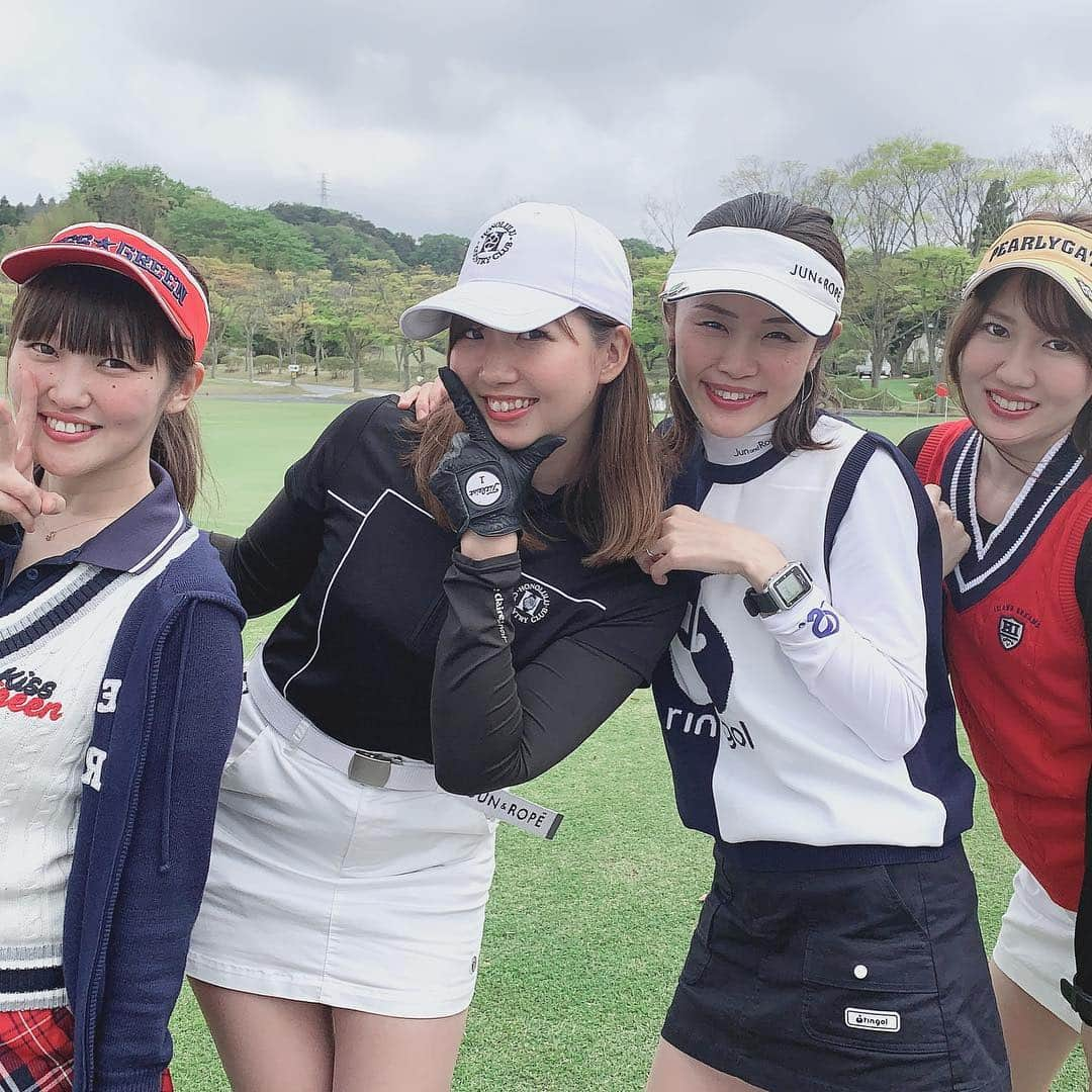 江原詩織さんのインスタグラム写真 - (江原詩織Instagram)「昨日のミニコンペの記録⛳️ 🔴5250ydと距離は短めだったけれどグリーンがでこぼこしていたり2段グリーンが多くてなかなかパッティングのタッチが合わず🌀 後半はパーを取りたくて攻めてみるけれどずっとボギー😭笑笑  大怪我はしなかったけれど波のないスコアとなりコンペの結果はブービーでした😂🙌 最近はハーフ49で回れる頻度が高くなってきたからそろそろまた90台を出したいです୧⍢⃝୨⚑゛ . . #3パット撲滅委員会  #18ラウンド目 #xxio #競技ゴルフ #上手くなりたい #だからゴルフはやめられない #女子ゴルフ #ゴルフ女子 #ゴルフ男子 #ゴルフ愛 #ゴルフバカ #golfrange #golflife #golfer #golf #골프 #กอล์ฟ #golfstagram #instagolf #golfswing」4月25日 20時23分 - shiori__golf