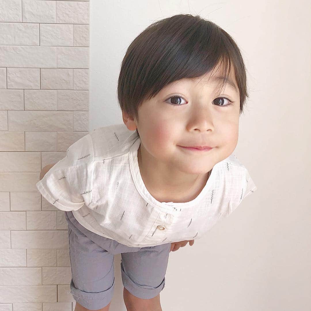 かなのインスタグラム：「． 朝ごはんのウインナーを焦がしてしまった日🐙 ． 👦🏻「こげこげじゃーん😆」 👩🏻「ごめんね💦 ちょっと目を離したら焦げちゃって💦」 👦🏻「ぜんぜんいいよぉママ♡気にしないでぇ〜☺️」 って😫💕いや…優しい🥺✨ ． これやだ〜！って言うかなって思ってたから この発言にキュン💘 この子の優しさは完全にパパ譲り🥺✨#親バカ ． 私も色んなことを「気にしないで☺️」と言える人にならなければ…！ ． ． 着回しのきくセットアップは @liebe_select さん💟 夏にたくさん着せよぉ😆😆 ． ． #息子#4歳#優男#パパ似#大好き#きゅん#りーくんの成長記録#boy#myson#cute#love#kidsfashion#instafashion」
