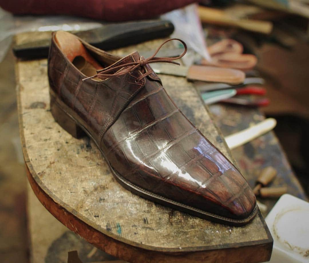 コルテさんのインスタグラム写真 - (コルテInstagram)「⏳ Patience is a virtue. And for a pair of our bespoke shoes, it is much needed - but oh so worth it!⏳ • • #Corthay #Paris #Bespoke #Atelier #SurMesure #Volney #Arca #Derby #Crocodile #Alligator #Ebony #Exotic #Glacage #ShoeShine #Patina #Shoes #Souliers #Leather #Cuir #PierreCorthay #TheFinestShoes #LaCouleurCestCorthay #Shoeporn」4月25日 20時18分 - maison_corthay