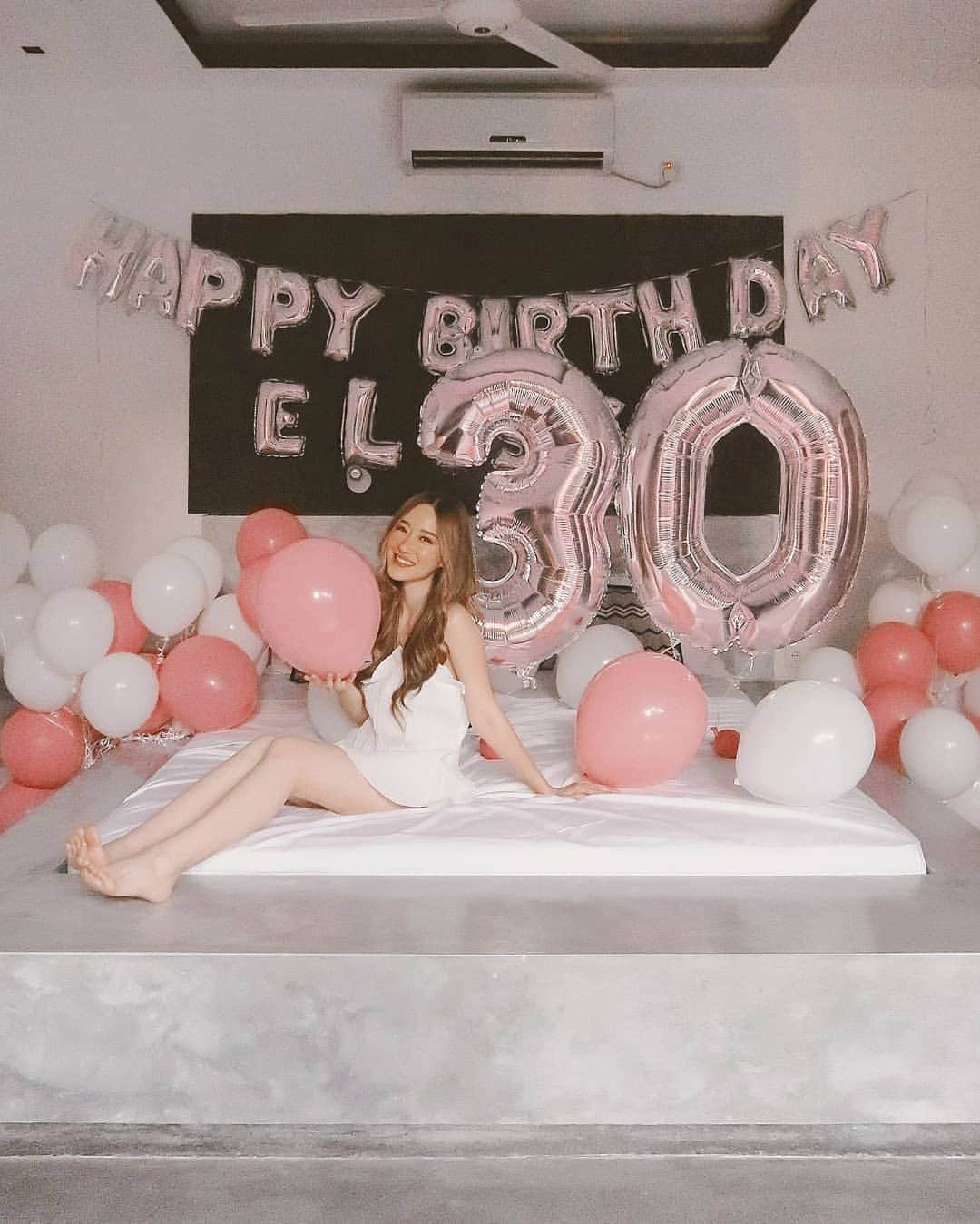 エリッサ・ヤマダのインスタグラム：「Had the best birthday of my life yesterday! From hiking at 4 AM 🌄 to this sweet surprise 🎈 to a scrumptious dinner to end the day 🍷, and it was all thanks to my special someone 🤴🥰♥️」