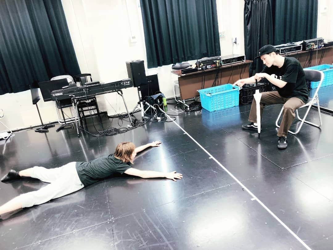 柚希礼音さんのインスタグラム写真 - (柚希礼音Instagram)「Oguriさん‼️ 振り付けー‼️‼️‼️ 凄いことになってます‼️ また違う踊りだー👍 楽しみにしててね💗💗☺️ #LEMONADE #シットキングス #Oguri さん」4月25日 20時21分 - reonyuzuki_official