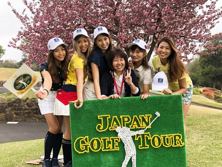 あおい夏海さんのインスタグラム写真 - (あおい夏海Instagram)「昨日は、日本ゴルフツアー選手権SNSアンバサダー女子ゴルフコンペでした！！ 宍戸ヒルズカントリークラブが可愛いゴルフ女子軍団でより一層華やかになりました💕💕 桜がまだたくさん咲いていて、めっちゃテンションあがりましたー❤️ 宍戸ヒルズカントリークラブは桜の木がたくさんあるゴルフ場で有名です😍✨ れなちゃんとレストランで美味しい朝ごはん食べて、バッチリ朝練もしました！ 練習場も広くて素晴らしかった！ . 女子会ラウンドは本当に楽しい😍 一緒に回ったふさちゃんとえりちゃん！ 3人で回れてめちゃくちゃたのしかったですーー！！ 終始笑いの耐えないラウンドで、お陰様でニアピンも取れたし、チーム戦だから、みんなでニアピン賞品GETできて本当によかった🥺❤️ 私たちの組は4位で、賞品もすごく豪華でした😍💕 参加して下さったみなさん、本当にお疲れ様でした！ そしてスタッフの皆さん、こんなに素敵なコンペを企画していただきありがとうございました😭✨ その他コンペにご協賛ご協力いただいた企業様ありがとうございます。(><) . #日本ゴルフツアー選手権SNSアンバサダー #日本ゴルフツアー選手権 #森ビルカップ #宍戸ヒルズカントリークラブ #宍戸ヒルズCC #日本ゴルフツアー選手権森ビルカップshishidohils #JGTO #ゴルフ女子 #ゴルフ男子 #ゴルフ好き #ゴルフ大好き #golfgirl #女子会ラウンド #ラウンド女子会  #女子会 #ゴルフ初心者 #ゴルフウェア #ゴルフコーデ」4月25日 20時21分 - natsumi.aoi