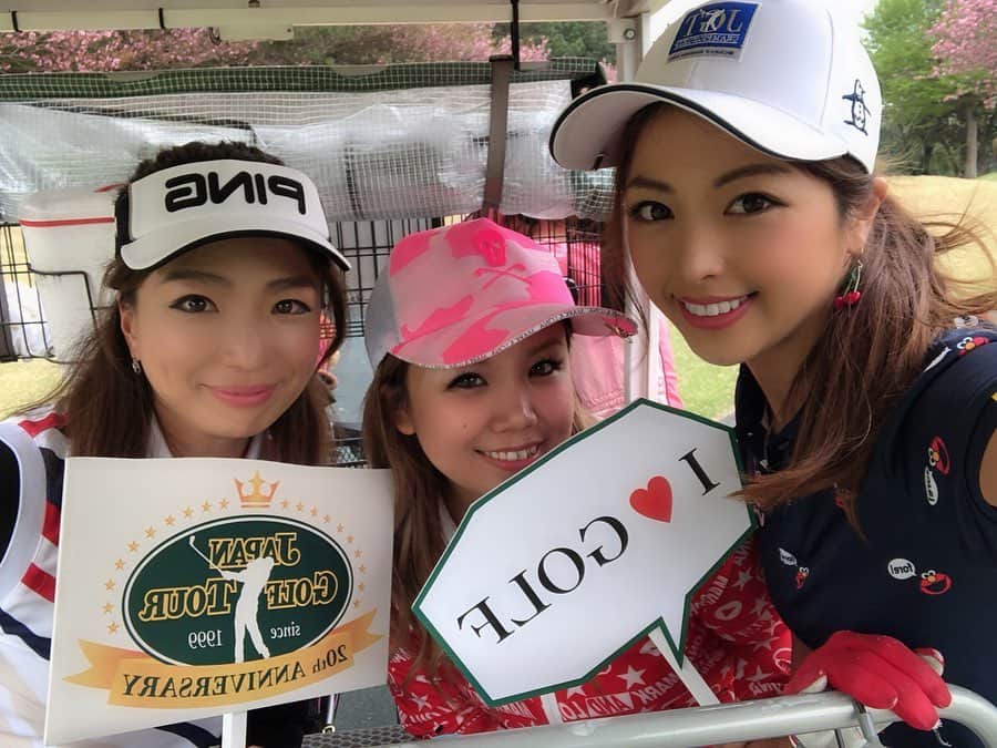 あおい夏海さんのインスタグラム写真 - (あおい夏海Instagram)「昨日は、日本ゴルフツアー選手権SNSアンバサダー女子ゴルフコンペでした！！ 宍戸ヒルズカントリークラブが可愛いゴルフ女子軍団でより一層華やかになりました💕💕 桜がまだたくさん咲いていて、めっちゃテンションあがりましたー❤️ 宍戸ヒルズカントリークラブは桜の木がたくさんあるゴルフ場で有名です😍✨ れなちゃんとレストランで美味しい朝ごはん食べて、バッチリ朝練もしました！ 練習場も広くて素晴らしかった！ . 女子会ラウンドは本当に楽しい😍 一緒に回ったふさちゃんとえりちゃん！ 3人で回れてめちゃくちゃたのしかったですーー！！ 終始笑いの耐えないラウンドで、お陰様でニアピンも取れたし、チーム戦だから、みんなでニアピン賞品GETできて本当によかった🥺❤️ 私たちの組は4位で、賞品もすごく豪華でした😍💕 参加して下さったみなさん、本当にお疲れ様でした！ そしてスタッフの皆さん、こんなに素敵なコンペを企画していただきありがとうございました😭✨ その他コンペにご協賛ご協力いただいた企業様ありがとうございます。(><) . #日本ゴルフツアー選手権SNSアンバサダー #日本ゴルフツアー選手権 #森ビルカップ #宍戸ヒルズカントリークラブ #宍戸ヒルズCC #日本ゴルフツアー選手権森ビルカップshishidohils #JGTO #ゴルフ女子 #ゴルフ男子 #ゴルフ好き #ゴルフ大好き #golfgirl #女子会ラウンド #ラウンド女子会  #女子会 #ゴルフ初心者 #ゴルフウェア #ゴルフコーデ」4月25日 20時21分 - natsumi.aoi