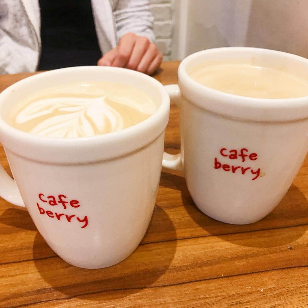 美容留学のアジアビューティカレッジのインスタグラム：「✂︎﻿﻿ cafe berryに来ました！ たまには息抜きも必要ですね🥳 .  英語と美容が学べるセブ留学 海外で美容師で活躍しよう‼️ ﻿ @abc_cebu﻿﻿ ﻿ #美容師 ﻿ #スタイリスト﻿ #ヘアスタイリスト﻿ #美容室﻿ #美容院 ﻿ #ヘアサロン﻿ #美容留学﻿ #語学留学﻿ #海外留学 ﻿ #スタイリング ﻿ #カラーリスト ﻿ #日系サロン﻿ #カラー ﻿ #イルミナカラー﻿ #海外生活﻿﻿ #美容学生 ﻿ #セブ島﻿ #英会話 ﻿ #スタイリストデビュー ﻿ #美容師転職 ﻿ #美容師募集﻿ #外国人風カラー ﻿ #美容師の卵﻿ #ショートヘア﻿ #美容師アシスタント #ヘアアレンジ ﻿ #海外で美容師したい﻿ #美容師さんと繋がりたい ﻿」