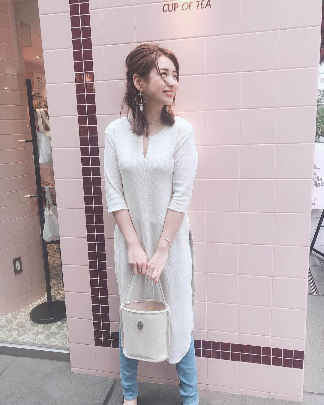 小澤名代さんのインスタグラム写真 - (小澤名代Instagram)「今日のcoordinate💗 ✔︎tops @etretokyo ✔︎denim @motherdenim ✔︎bag  @sandyfeetjwly ✔︎shoes  @rhcronhermanjp ✔︎accessory @uiqut  オールホワイトな気分でした☺︎ ・ ・ #coordinate #fashion #whitecode #ootdfashion #ootd #etretokyo #motherdenim #sandyfeetjwly #rhc #ronherman #outfit #outfitoftheday #コーディネート #コーデ #ホワイトコーデ #今日暑い #打ち合わせday」4月25日 20時23分 - ozawanayo