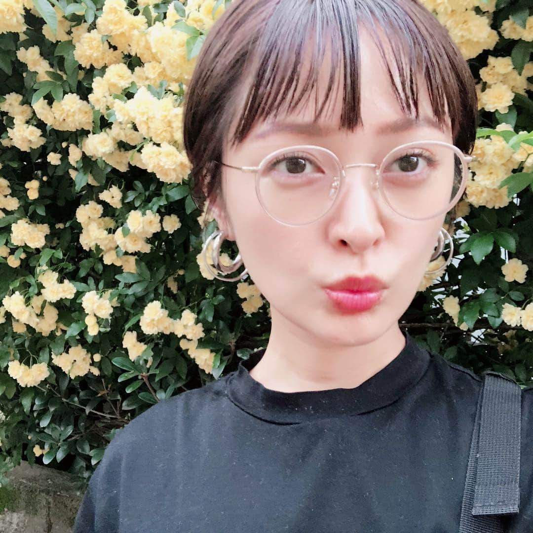 市井紗耶香さんのインスタグラム写真 - (市井紗耶香Instagram)「今回眼鏡を新調しました。  眼鏡コンシェルジュカウンセリングのもと、骨格や肌の色で選んでみると 不思議と吸い込まれるように 今の自分が求めている眼鏡にめぐりあえました。 なんだか今日の古着にもピッタリきちゃって…。。。 さすがメイドイン鯖江！🕶 かけ続けても普段が少なく 360°UVカット加工も施されていて 眼にも肌にも嬉しい。  美しく女性らしさも感じる繊細なデザインは職人さんが1本1本丁寧に作り上げてくれた情熱すらも感じます。  嬉しいー 鯖江眼鏡！！ しばらく鯖江女子になります🕶❤︎ #鯖江眼鏡  #福井県  #鯖江市 #GLASSAGE」4月25日 20時32分 - sayakaichii