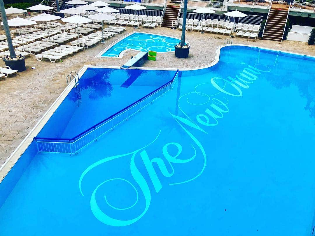 ホテル ニューオータニさんのインスタグラム写真 - (ホテル ニューオータニInstagram)「Hotel New Otani Tokyo’s Garden Pool will be open for the pre-summer season(4/27-5/6)! Enjoy the pleasant climate and verdure of the early summer at the Garden Pool, one of the largest outdoor pool in central Tokyo. 今週末より始まるゴールデンウィーク期間中、『GARDEN POOL』がオープンいたします。 最高水温32度で、一足先に都心のリゾート体験を。 #ガーデンプール #リゾート #赤坂 #四ツ谷 #プール #プールサイド #ホテルニューオータニ #gardenpool #pool #presummer #luxurypool  #akasaka #yotsuya #tokyo @hotelnewotanitokyo」4月25日 20時29分 - hotelnewotanitokyo
