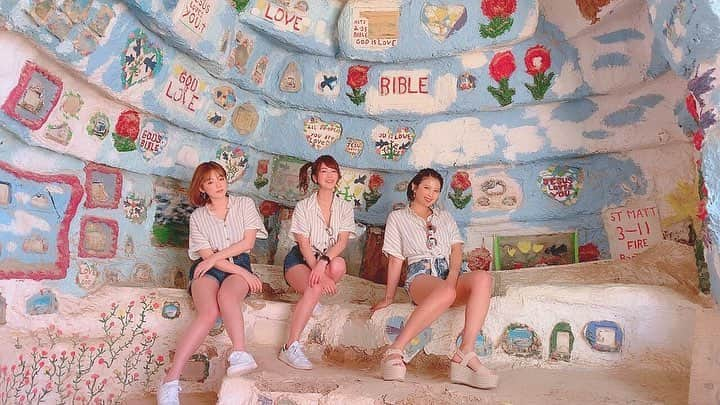 篠崎愛さんのインスタグラム写真 - (篠崎愛Instagram)「❤️💙💛💚💜 #salvationmountain」4月25日 20時29分 - shinopp._.ai