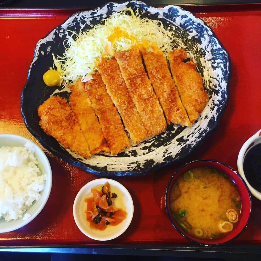 がんちゃんさんのインスタグラム写真 - (がんちゃんInstagram)「安来駅横にある「炉端かば安来駅前本店」さんはお店の横にペットと入れる席があります。エアコン完備👍ランチタイムも夜の居酒屋タイムも利用可で予約も🆗  チキンカツ定食🐔 焼魚定食🐟 煮魚定食🐡 おかずとサラダ取り放題🥗  などいろいろありますよ〜😆👍 #犬連れランチ #安来で犬連れランチ #炉端かば  #ペット可ランチ」4月25日 20時42分 - kota2ann