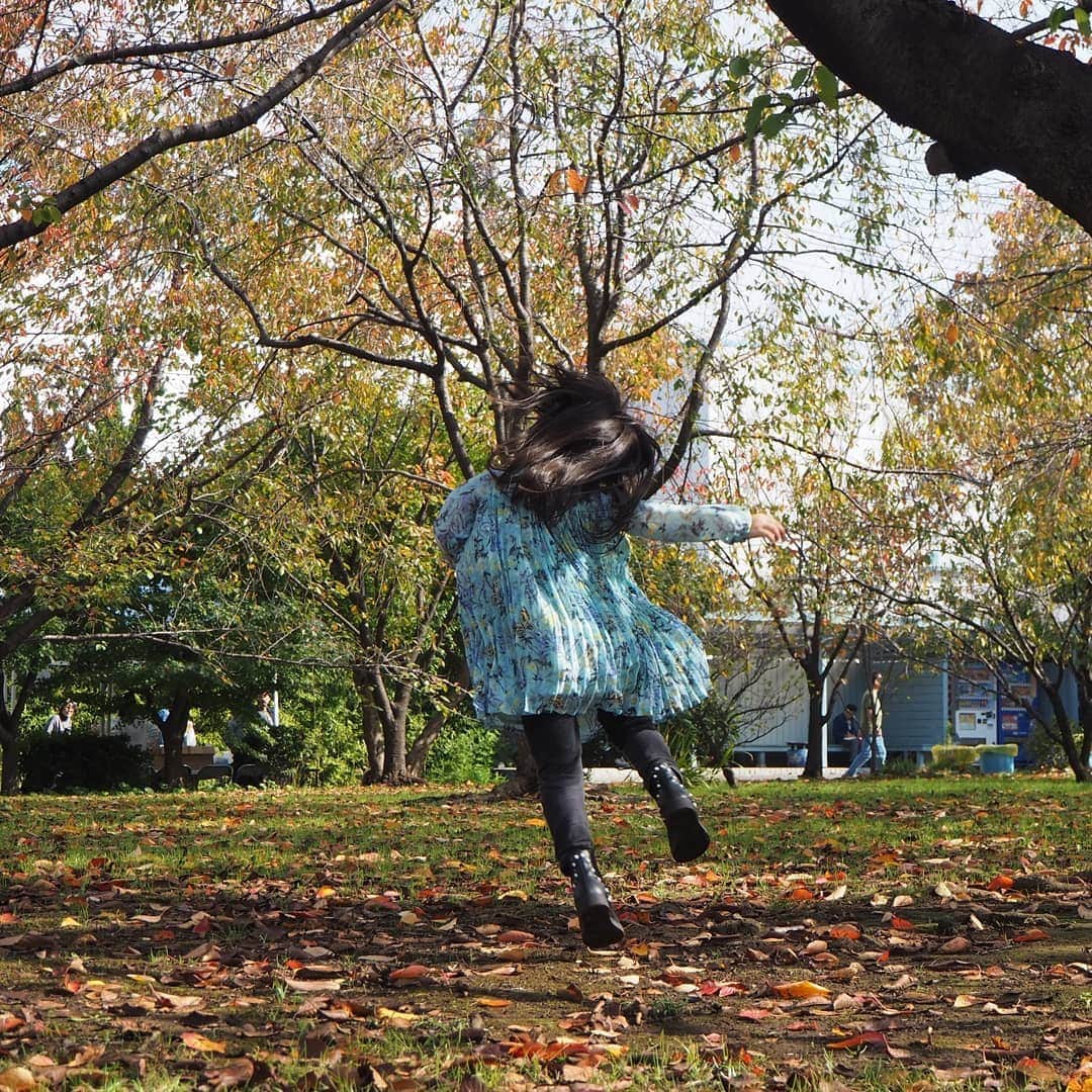 Kuboi Ayumiさんのインスタグラム写真 - (Kuboi AyumiInstagram)「身体を動かすことが大好き。  ダンスのレッスンにも毎週楽しみに通っています。  はじめは音楽に合わせてリズムをとるだけだったのに  今は初めて聴く音楽に合わせて即興ダンスも踊れるように。  どんどん成長していくものですね。  レッスンの前はパワーが出るようにセノビック（@rohto.senobic）を  飲んでいます。  セノビックは、体に大切な栄養素であるカルシウム・鉄・ビタミンD・ボーンペップ・オリゴミルが  おいしく摂れるオリジナルの組み合わせ「カルシウムビッグミックス」を採用した  成長期応援飲料です。  牛乳が苦手な方にもおすすめ。  ミルクココア味、いちごミルク味、バナナ味、ヨーグルト味、ポタージュ味など  いろいろな味があって飽きません。  最近娘がはまっているのは、いちごミルク味。  甘酸っぱくておいしいみたい。  セノビックを飲みながら、いろんなこと頑張ろうね！  #セノビック #ぐんぐんセノビック  #セノビックレンジャー #セノビックで変身 #頼れるセノビック  #元気でいてくれるだけでママは嬉しい #大きくなったね #ママが幸せって思うとき  #PR #ロート製薬 #女の子ママ #親バカ部 #習い事 #ダンス #dance」4月25日 20時35分 - himekagami