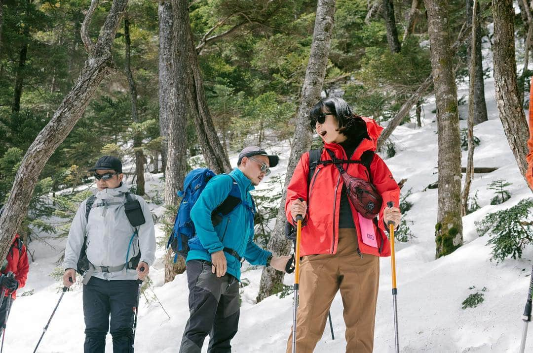 中村優さんのインスタグラム写真 - (中村優Instagram)「カラフルでいいですね🏔❤️🍊 着てるものなどタグ付けしてます。 @atelierbluebottle のハイカーズパンツ、かなり履きやすくてお気に入り！」4月25日 20時40分 - nkmr_yu