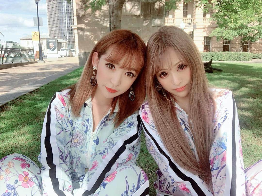 杉山佳那恵さんのインスタグラム写真 - (杉山佳那恵Instagram)「オーストラリアでのびのび🐨🇦🇺 ・ りなちゃんと @bloomin_official の大人気✨トロピカルフラワーセットアップ着たよっ💗✨ ・ どっちの色も可愛くてめっちゃお気に入りっ💕ピンクもミントも可愛く出来上がって嬉しい〜😆❤️ ・ ・ #australia #brisbane #shooting#sugar#撮影#fashion#bloomin#setup#tropical #flower」4月25日 20時40分 - kanaxxy_0421