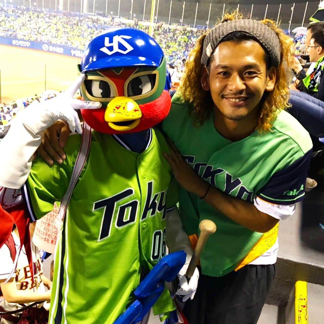 五十嵐恭雄さんのインスタグラム写真 - (五十嵐恭雄Instagram)「大好きな #トルクーヤ と！⚾️詳しくはBLOGで！✍️プロフィールから飛べます！🙋‍♂️ #ちくわ #竹輪#神宮球場 #ヤクルトスワローズ #ヤクルト #トルクーヤと写真 #巨人 #読売巨人軍 #野球 #プロ野球 #baseball #sports #スポーツ #野球大好き #野球中年」4月25日 20時51分 - yasuo_ikarashi_