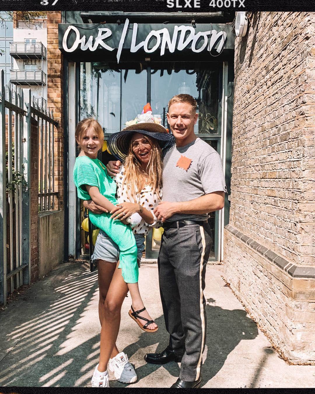ルー・ティーズデールのインスタグラム：「We spent our Easter Sunday with @goldenyearshackney helping make the day gorgeous for the guests and the other volunteers from the community in Hackney. (ran and organised by the sweetheart @chrisraymurdoch ) we put on an Easter community event aimed at over 50’s who might not socialise much or might suffer from isolation or loneliness.  Thank you all to everyone who donated and volunteered... My family who get so involved and give up their special days like Christmas and Easter Sunday to do nice things Lux and @lauradoggett for being cute and helping out and dancing with the guests and @adamhc27 for doing 5 runs in the car to get the guests there and home safely 🚕❤️ Venue and drinks kindly provided by Our London Vodka Distillery @ourlondon thank you Damien I hope I was a good waitress lmk if you need bar staff 😉  We had a bonnet making competition and parade hosted by @nasirmazhar and @isamayaffrench Millinery supplies kindly donated by @pennys_hats and a delicious Sunday roast and cakes made by @repomanldn and @deadhungry  Mind boggling quiz by our queen @hrhprincessjulia and a good old fashion singalong with @mistermeredithluke  prizes donated by Murdock London @murdocklondon  Palace @palaceskateboards Ashley Williams @ashleywilliamslondon Claire Barrow @claire_barrow @theouai  @diptyque @crystalclearskincare ❤️🎁 Easter eggs donated by Droga5 @d5london  Thank thank thank you especially Chris here’s to the next xxx 📸 @gemmapeden x」