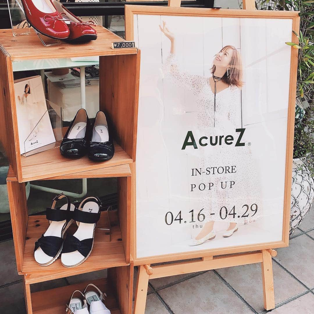 宮脇詩音さんのインスタグラム写真 - (宮脇詩音Instagram)「AcureZ @acurez_official のIN-STORE POP UP に行ってきました🌸👠 . . 新商品も可愛いし、何より実際履いてみると、履き心地の良さに感動。笑 . . サンダルとか、スポンジ履いてる？ってくらい（例えが独特ごめんなさいw）軽くて、柔らかくて、靴履いてるの忘れそうになった。 . . ビバーナム @viburnum.jiyugaoka さんの洋服も可愛かったなー🤔✨ . . 29日までの期間限定なので、みんな是非遊びに行ってみてね！ . 遊びに行ったら、サンダル試着してみて！本当にびっくりするからw . .  #宮脇詩音 #シェアザハッピー #acurez #アキュアーズ #足元 #大人カジュアル #カジュアルシューズ #自由が丘 #セレクトショップ #viburnum #ビバーナム」4月25日 20時58分 - miyawaki_shion