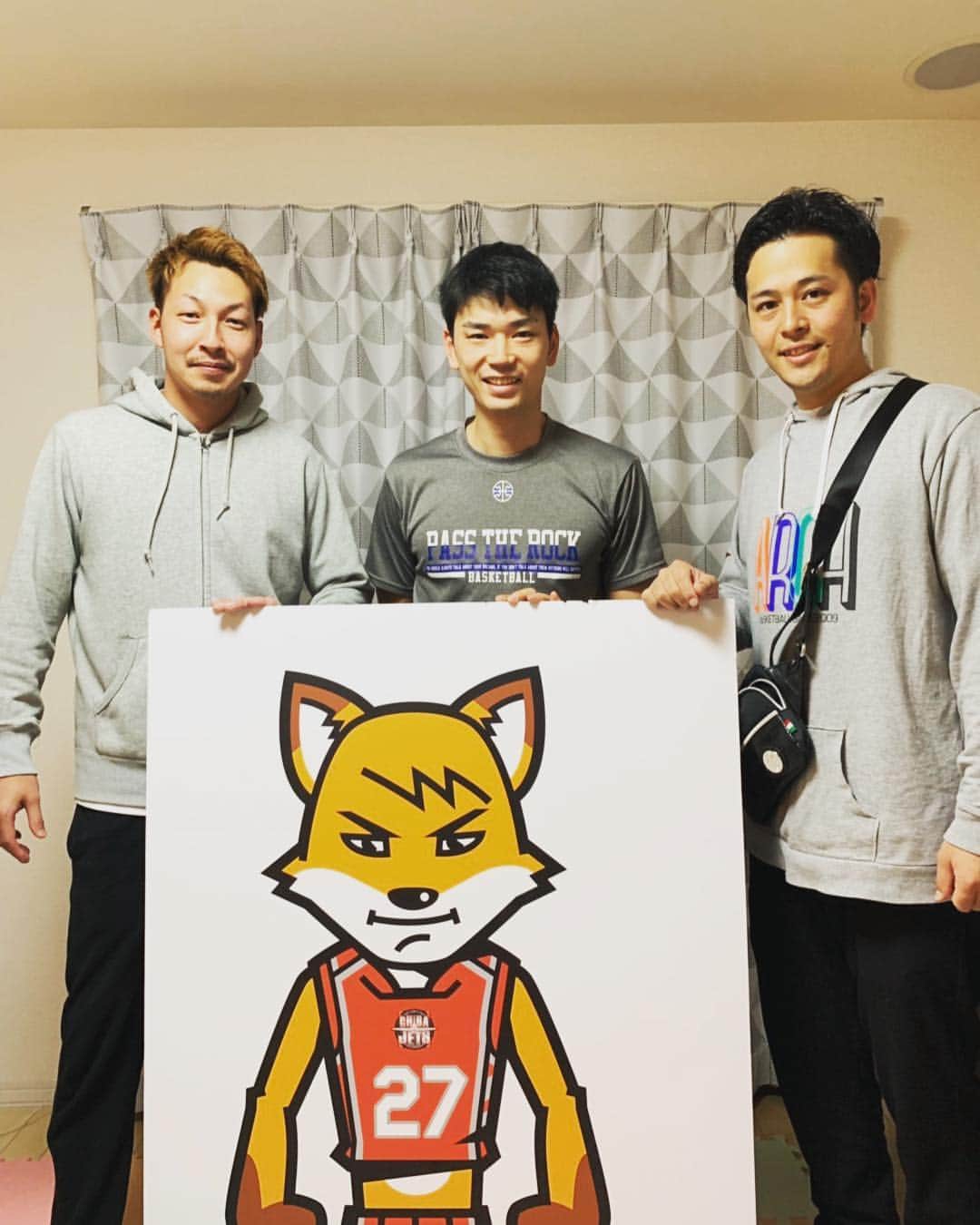 石井講祐のインスタグラム：「船中CAP、副CAPと！ 昔の話とこれからの話👍 #船橋中学校 #晋作アキレス腱お大事に #良将の結婚式は任せた」