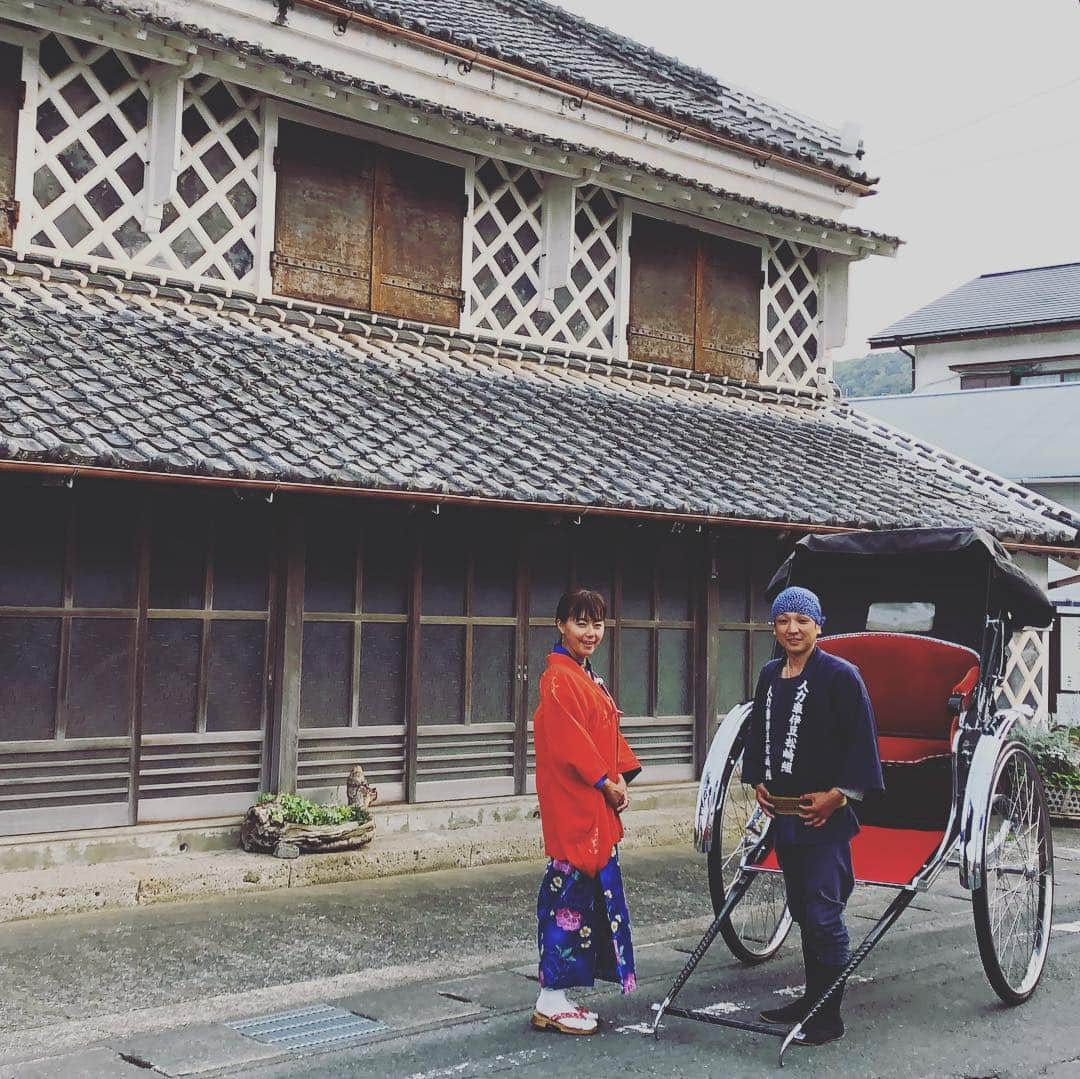 田中律子さんのインスタグラム写真 - (田中律子Instagram)「TOKAIケーブルネットワーク 田中律子の旅するSUP🏄‍♀️ SUP以外にも乗ります😆 たまには、ウェット脱いで、着物なんぞ着てみると、気分はハイカラさん❤️人力車って気持ちいい☺️ #tokaiケーブルネットワーク  #田中律子の旅するsup  #人力車  #なまこ壁」4月25日 21時07分 - ri2kotanaka