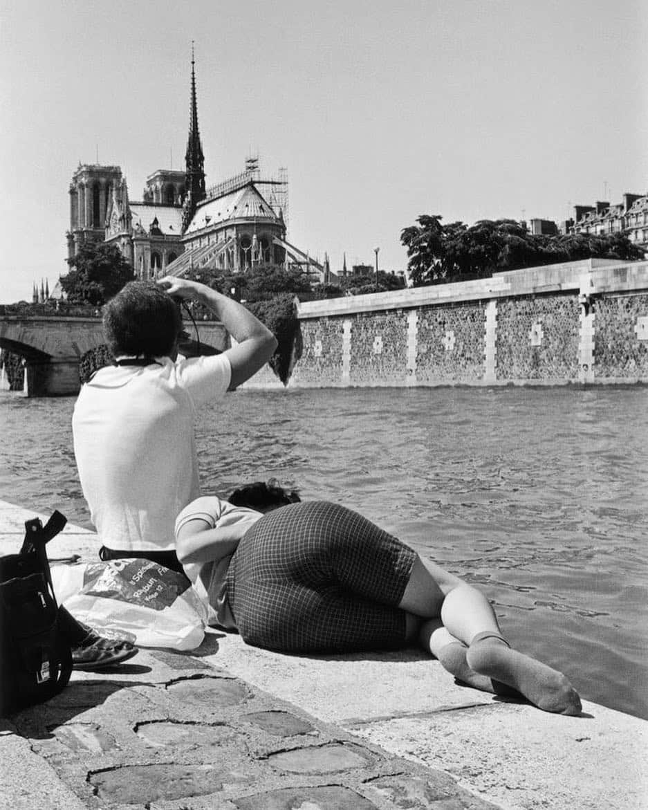 Meganさんのインスタグラム写真 - (MeganInstagram)「Le derrière de Notre-Dame, 1981 〰 Jean-Philippe Charbonnie #jeanphilippecharbonnier #notredame #paris」4月25日 21時00分 - zanzan_domus