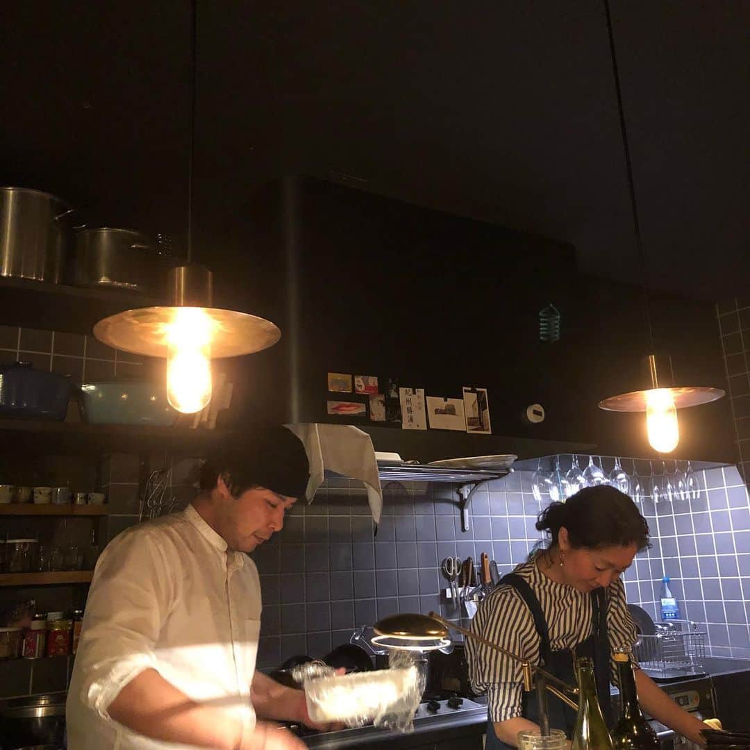 濱田マサルさんのインスタグラム写真 - (濱田マサルInstagram)「本当、こんな心地の良い空間あるの🕊  かれこれ、23年のお付き合いの @ariko418  さんと❤️ @restaurant_franz」4月25日 21時01分 - hamadamasaru
