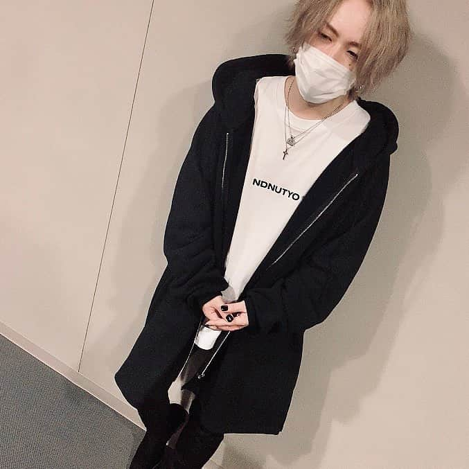 RUKI さんのインスタグラム写真 - (RUKI Instagram)「ICON LONG ZIP HOODIE ． とにかく羽織がほしかったのでシャツと悩んだけど機内など旅に持って行きやすいパーカーを選んでみました。一枚さらっと羽織るだけできまるので便利！ ． #nilduenilun_tokyo #nilduenilun #onlinetour19 #act5 #segue #ruki #thegazette #fashion #instagood」4月25日 21時03分 - ruki_nilduenilun