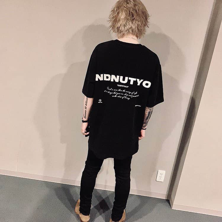 RUKI さんのインスタグラム写真 - (RUKI Instagram)「SWEAT BIG TEE ． これは去年のstaff Tの生地が割と好評だったので、さらに改善して少しそれを薄くしたものにしました。定番になりつつあるグレージュと、この黒もベタっと重く見えないように少し色を調整して風合いを出してみました。今回のシリーズで1番シンプルで何にでも合わせやすい🔥 ． #nilduenilun_tokyo #nilduenilun #onlinetour19 #act5 #segue #ruki #thegazette #fashion #instagood」4月25日 21時05分 - ruki_nilduenilun