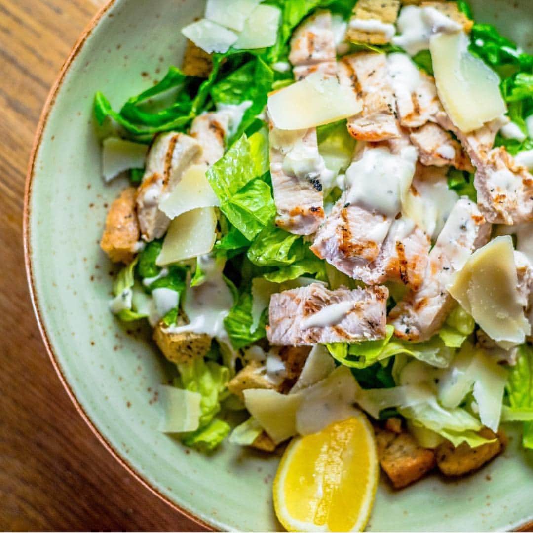 Kua 'Aina UKさんのインスタグラム写真 - (Kua 'Aina UKInstagram)「For those looking for something a tad lighter today - look no further than our Chicken Caesar Salad!」4月25日 21時06分 - kuaainauk